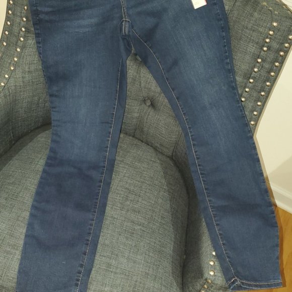 UP TO 50% OFF!! Mid-Rise Size 4 Skinny Jeans Waist 27 - Picture 1 of 8